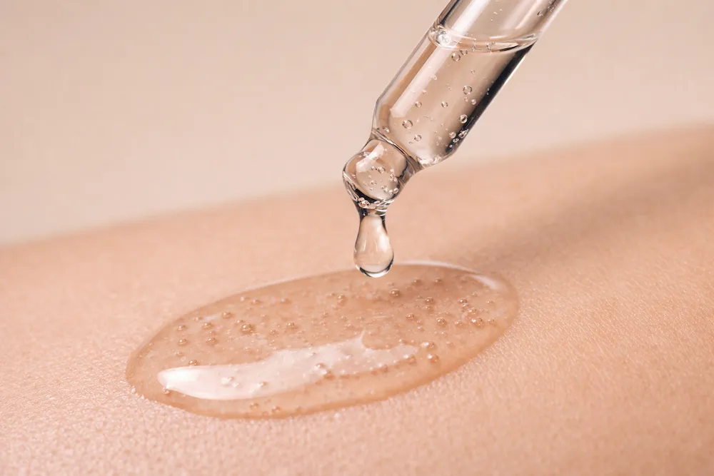 textura de serum cosmético aplicado sobre la piel para el cuidado de piel grasa