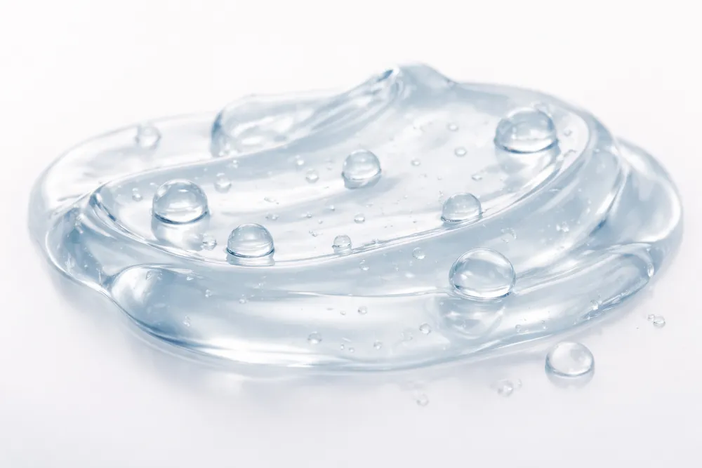 Textura cosmética hidratante tipo gel representando activos para piel deshidratada