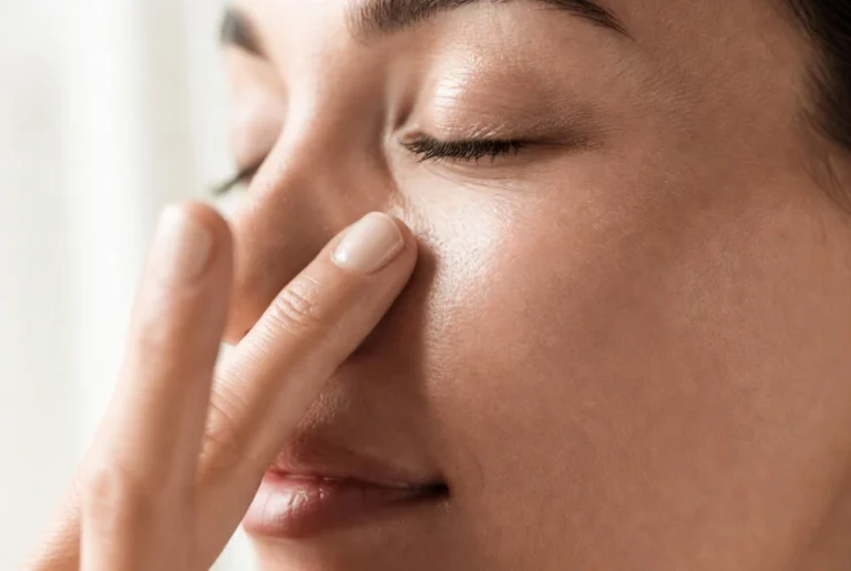 mujer aplicando contorno de ojos con el dedo anular en el área periocular