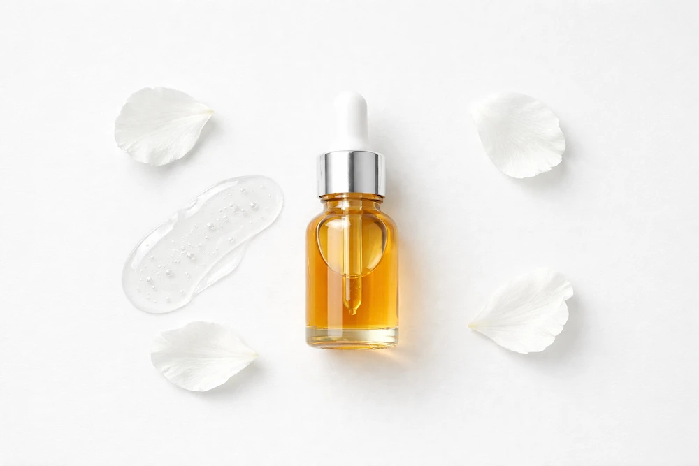 despigmentante facial con sérum y activos cosméticos sobre fondo blanco