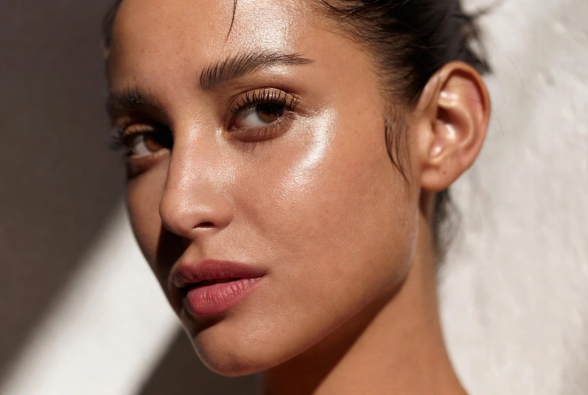 mujer con piel glowy y efecto glass skin luminoso