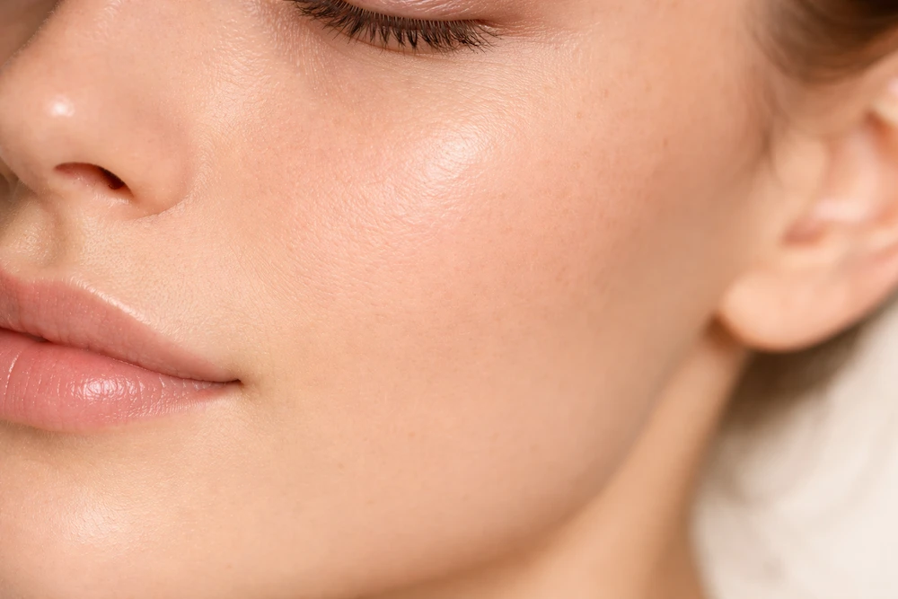 primer plano de textura de piel con poros visibles en la mejilla